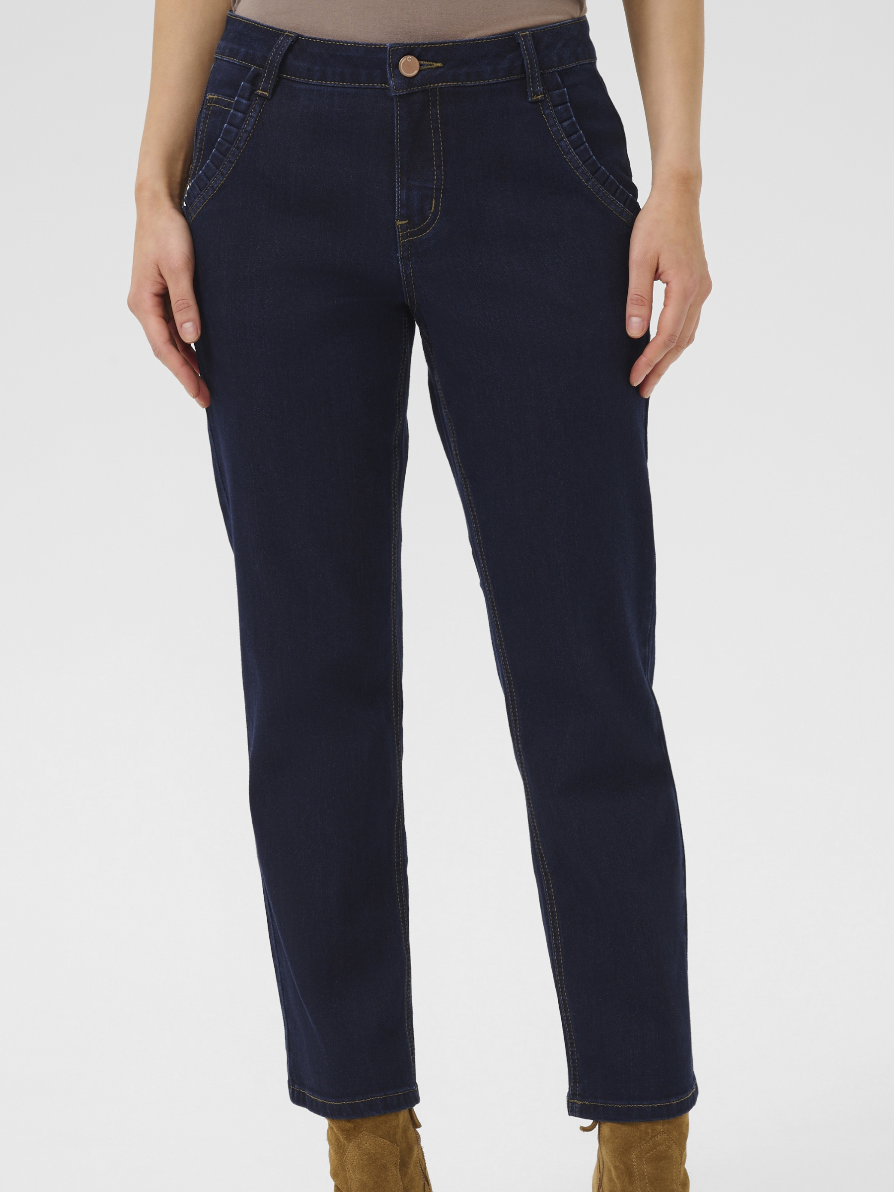 Cream Raja 7/8 Jeans with Bailey fit, regular waist and 7/8 length.