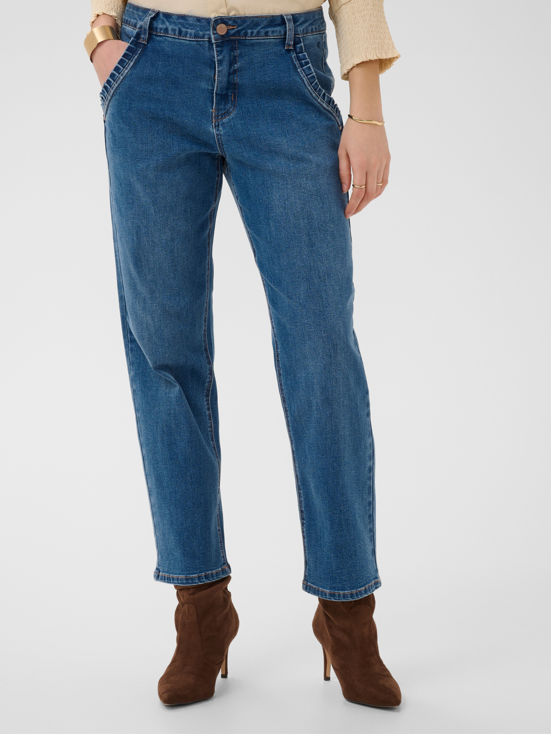 Cream Raja 7/8 Jeans with Bailey fit, regular waist and 7/8 length.