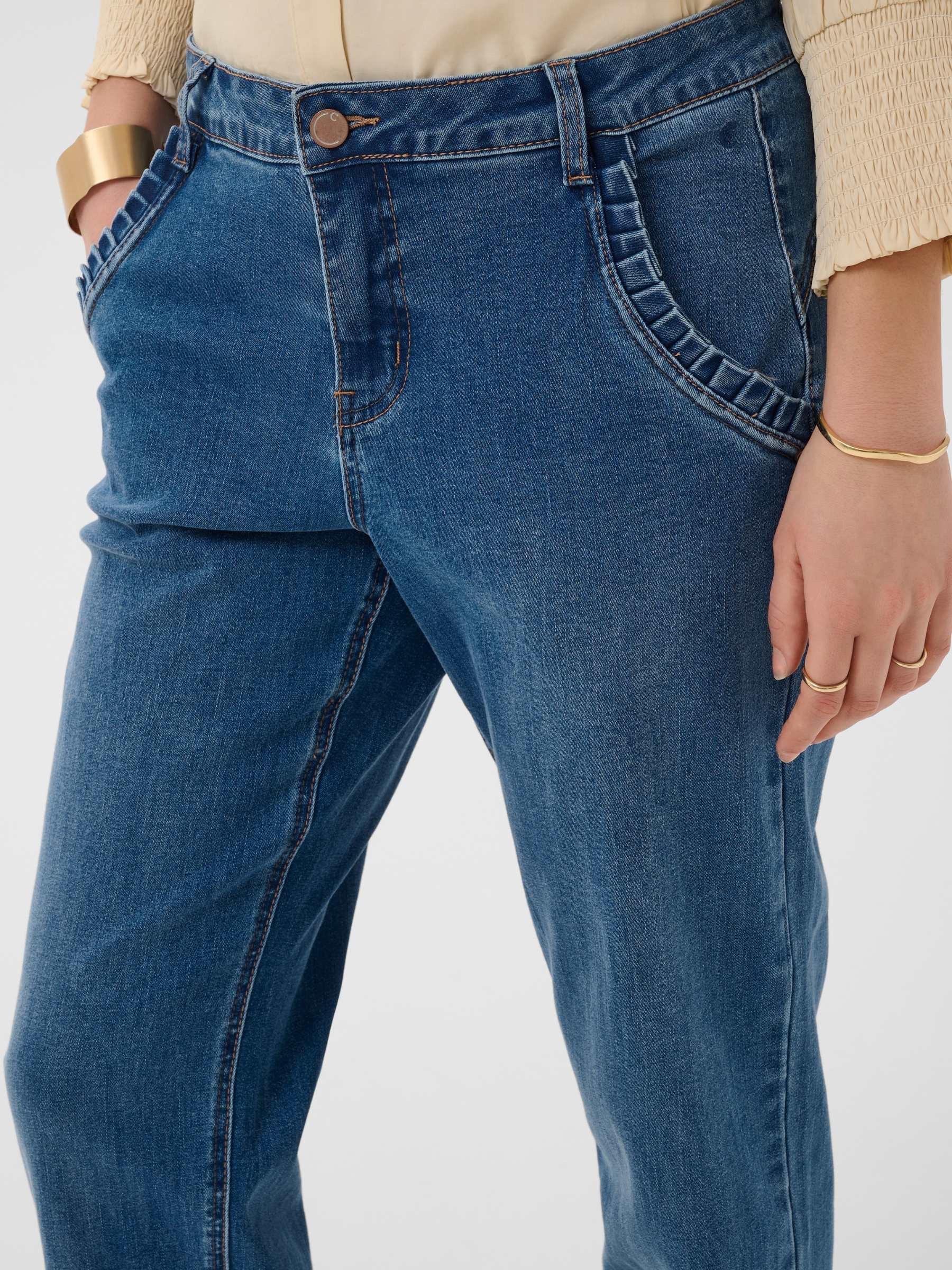 Cream Raja 7/8 Jeans with Bailey fit, regular waist and 7/8 length.