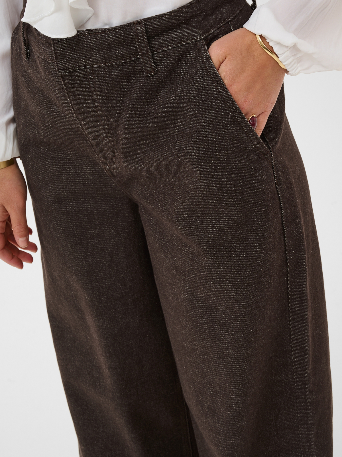 Cream Visti women’s high-waist straight-leg trousers with full-length fit and stretch denim fabric for everyday wear.