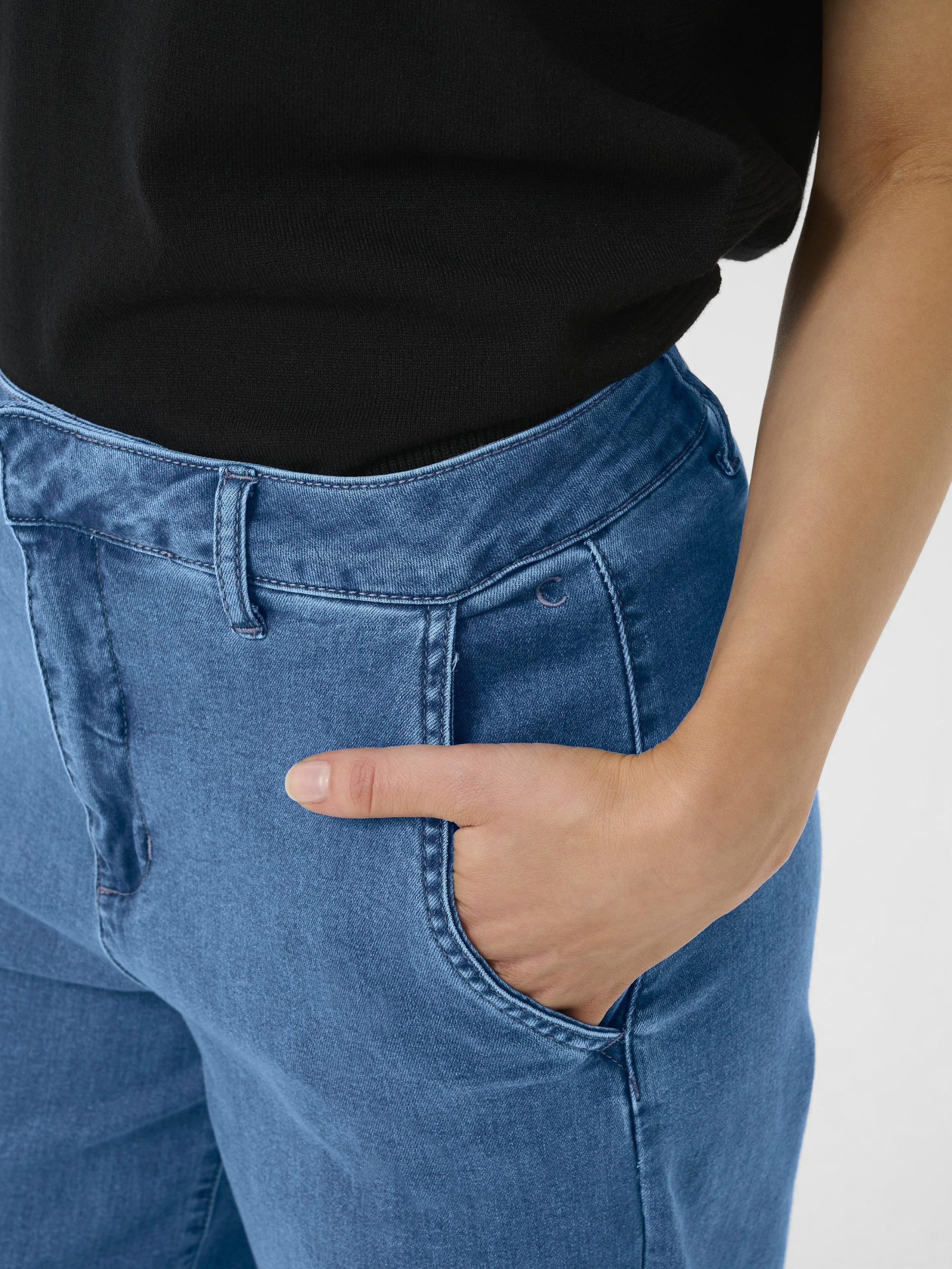 Cream Visti women’s high-waist straight-leg trousers with full-length fit and stretch denim fabric for everyday wear.