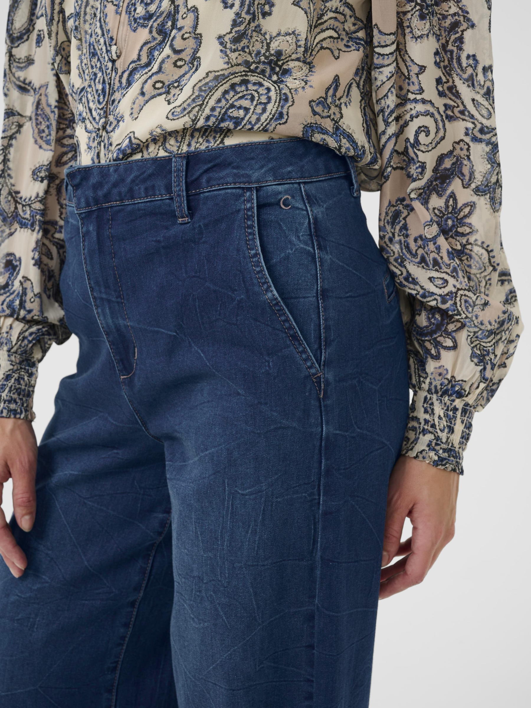 Cream Visti women’s high-waist straight-leg trousers with full-length fit and stretch denim fabric for everyday wear.