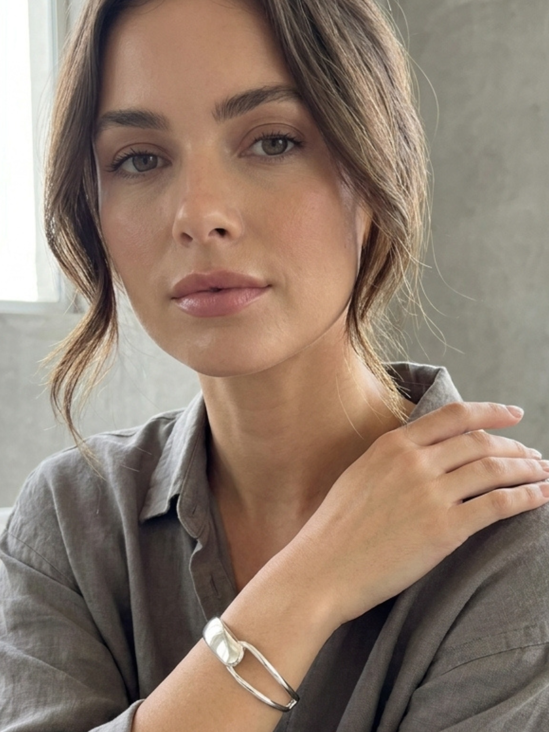 Envy 4710 Looped Hinged Bangle Bracelet with smooth bangle shape, looped front detail and hinged fastening.
