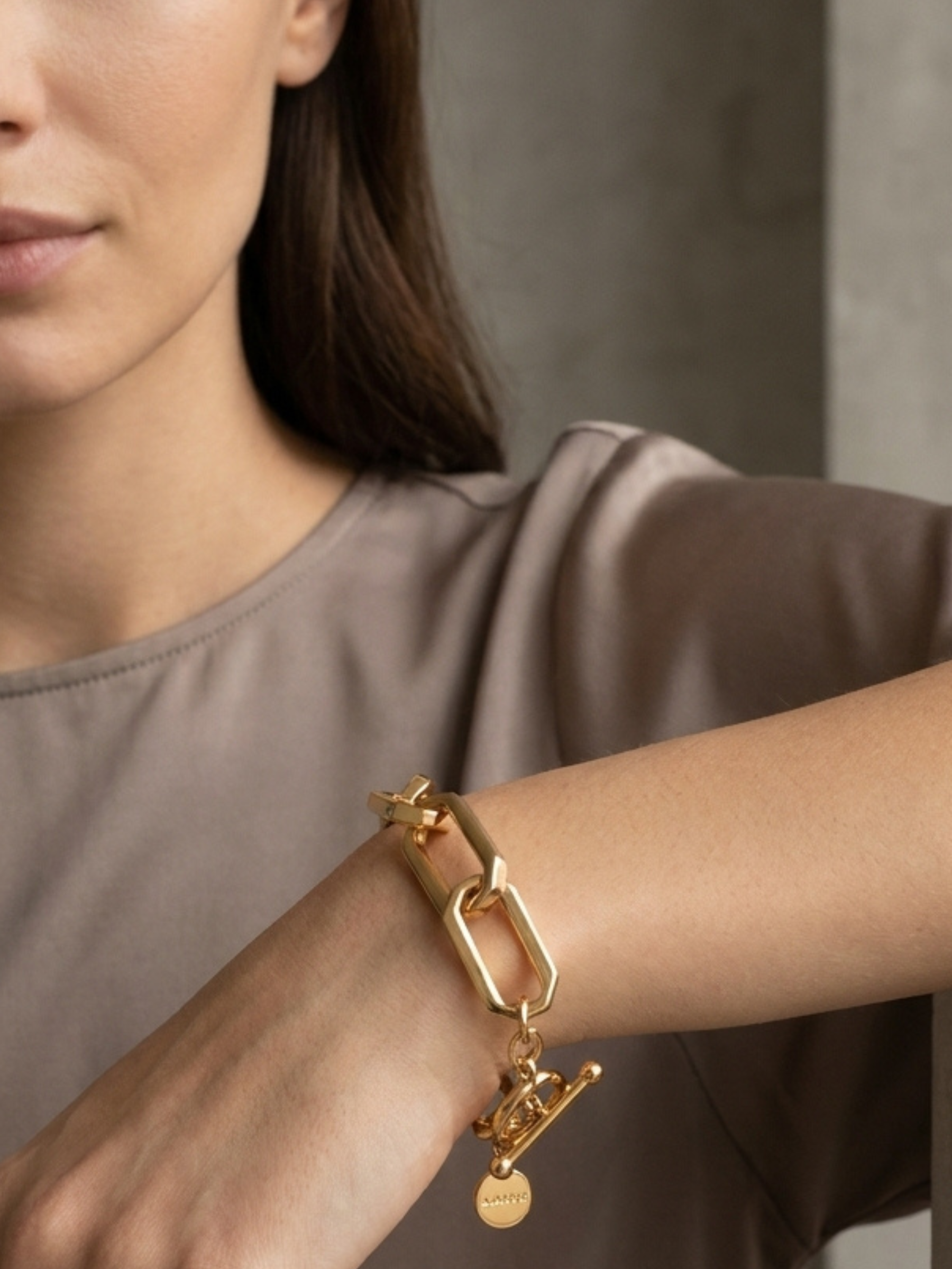 Envy 4897 Linked T-Bar Bracelet with oversized interlocking links and T-bar fastening.