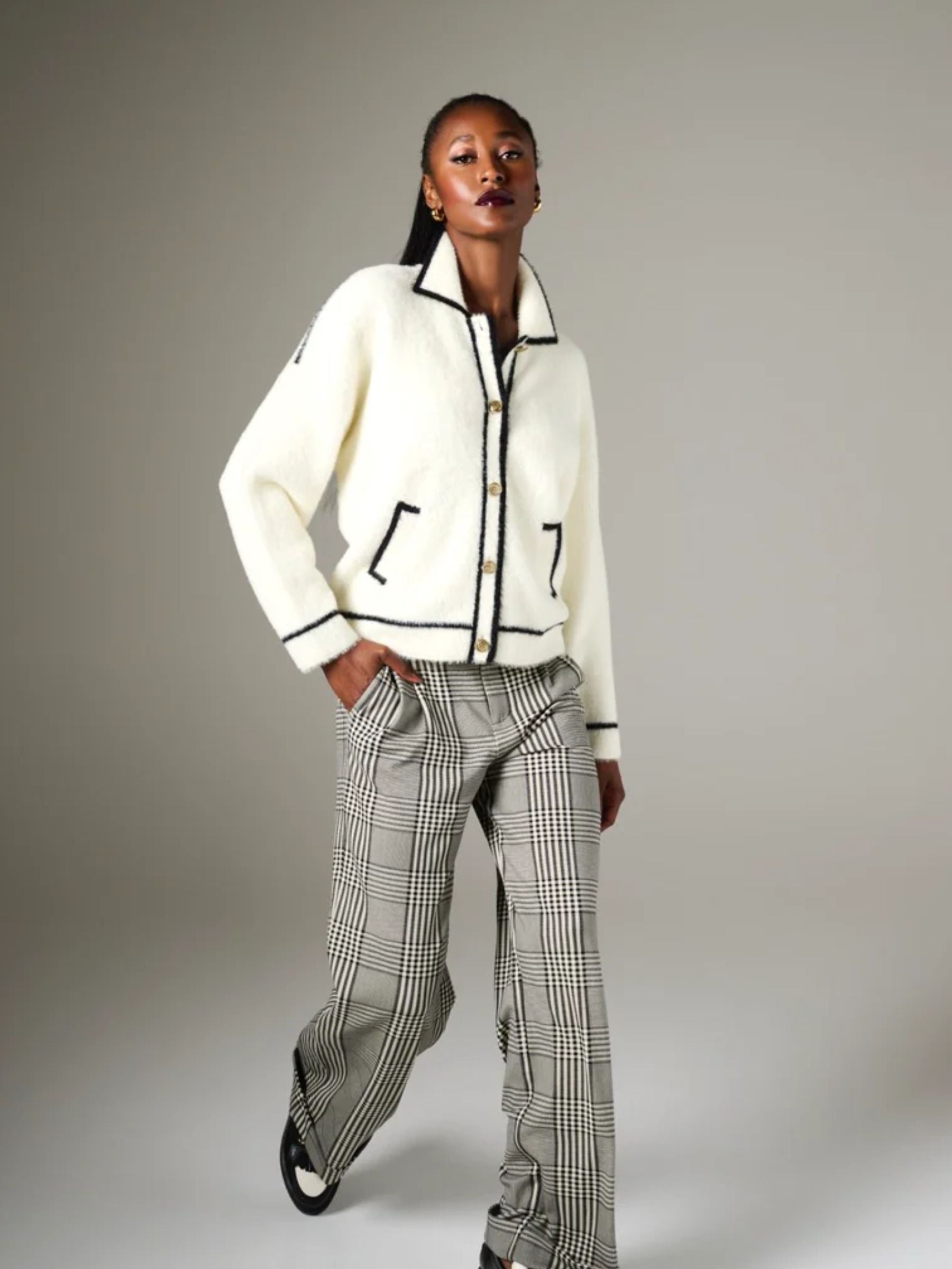 K Design B846 women’s black and white cardigan with contrast trim, gold-tone buttons, and front pockets - timeless knitwear for layering in autumn-winter.