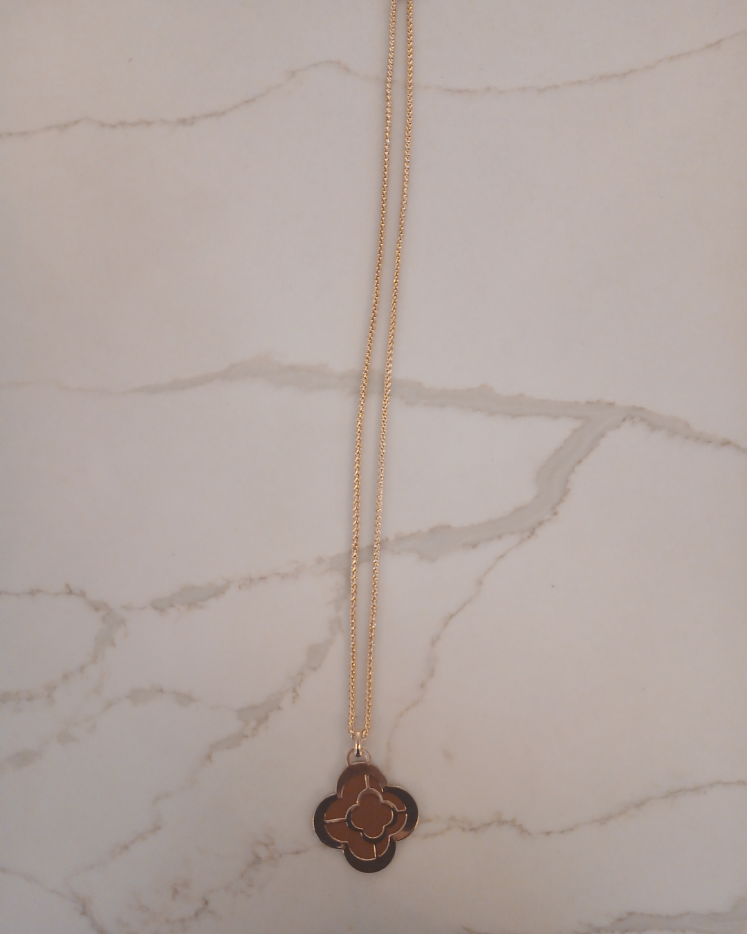 Gold necklace with a clover-shaped pendant 