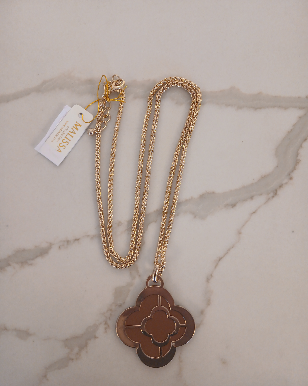 Gold necklace with a clover-shaped pendant 