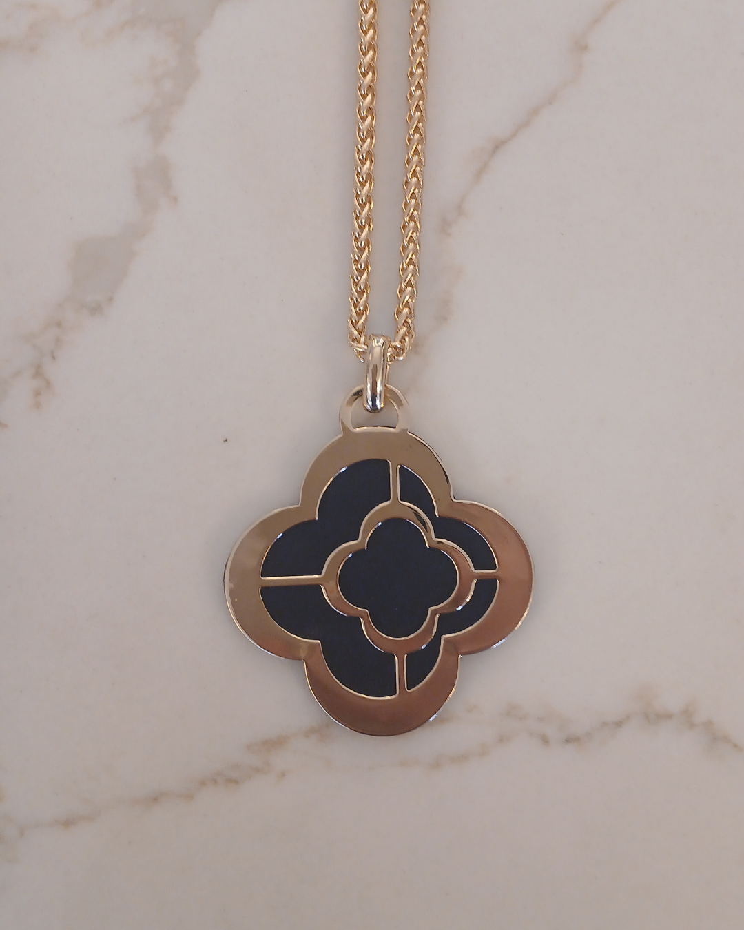 Gold necklace with a clover-shaped pendant 