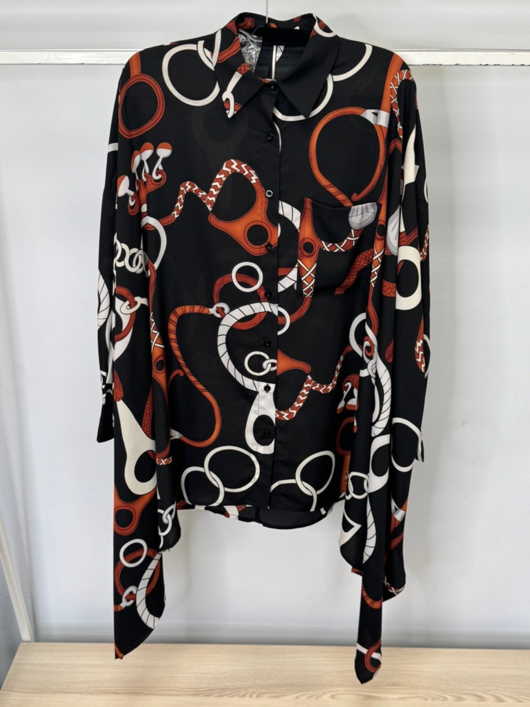 Malissa J WF2612 chain woven shirt – women’s black rust white chain print button-down longline blouse with asymmetric hemline, chic fashion-forward shirt.