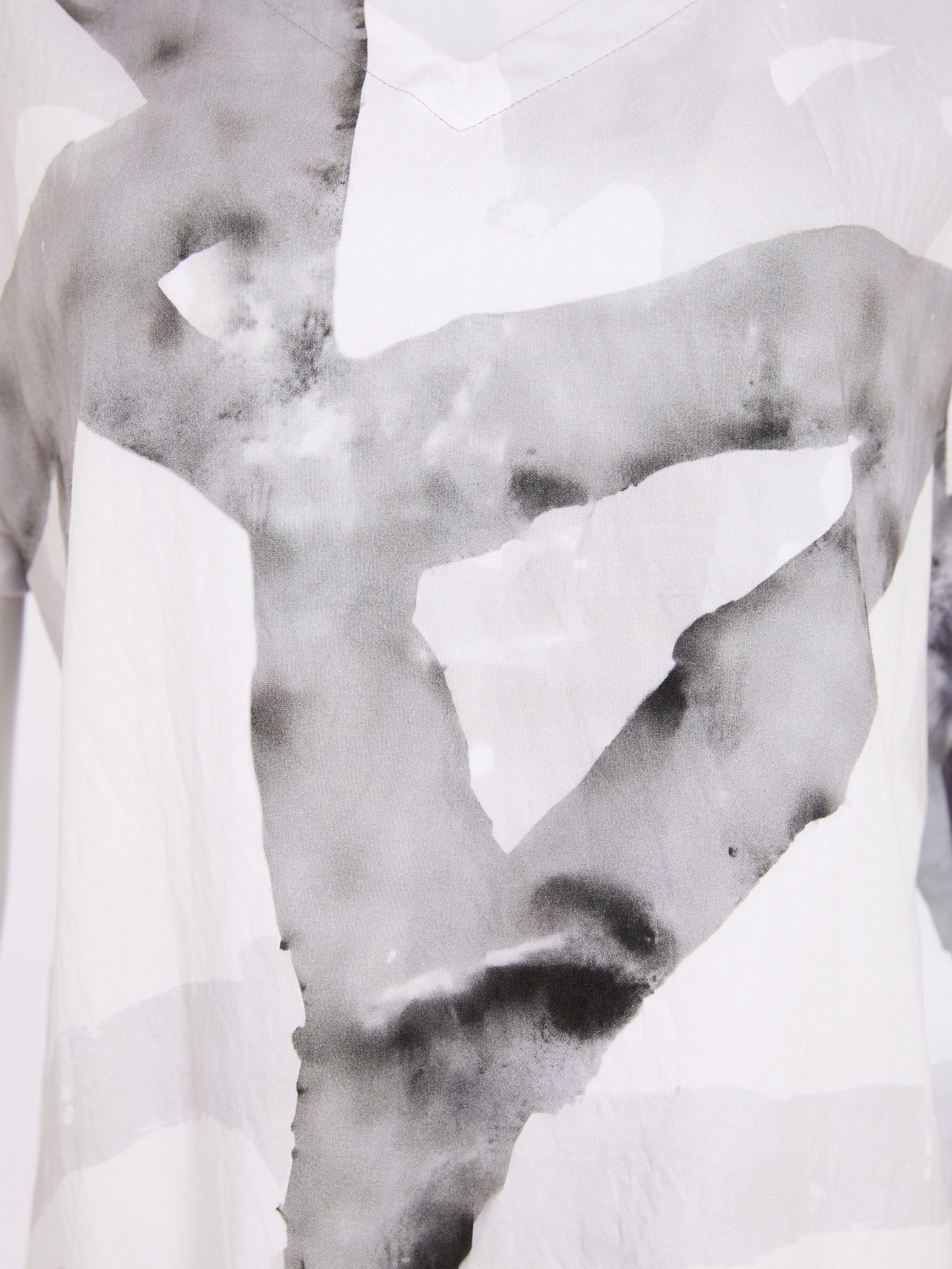 Naya NAS26 314 marbled ribbon print V-neck top with relaxed fit and contemporary silhouette.