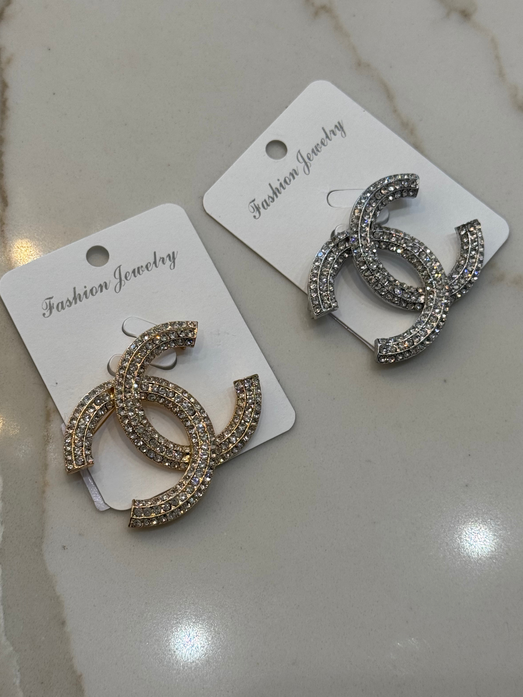 Nouvelle CC Brooch Gold – luxury women’s crystal brooch with double C design, gold-tone finish and sparkling rhinestones. Perfect statement accessory for blazers, scarves and evening wear.