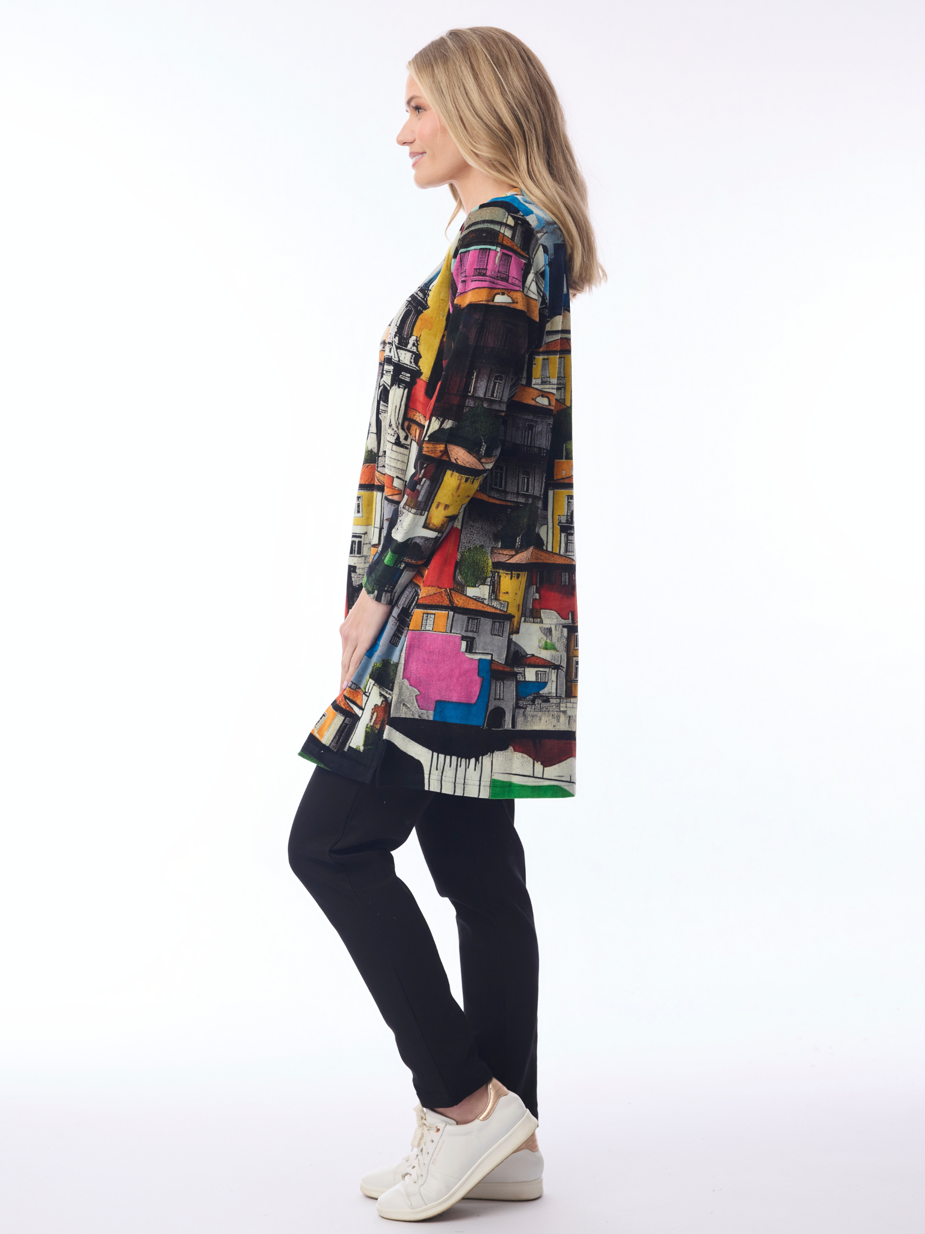 Orientique 23144 Tunic with round neckline, long sleeves, relaxed fit and bold scenic print