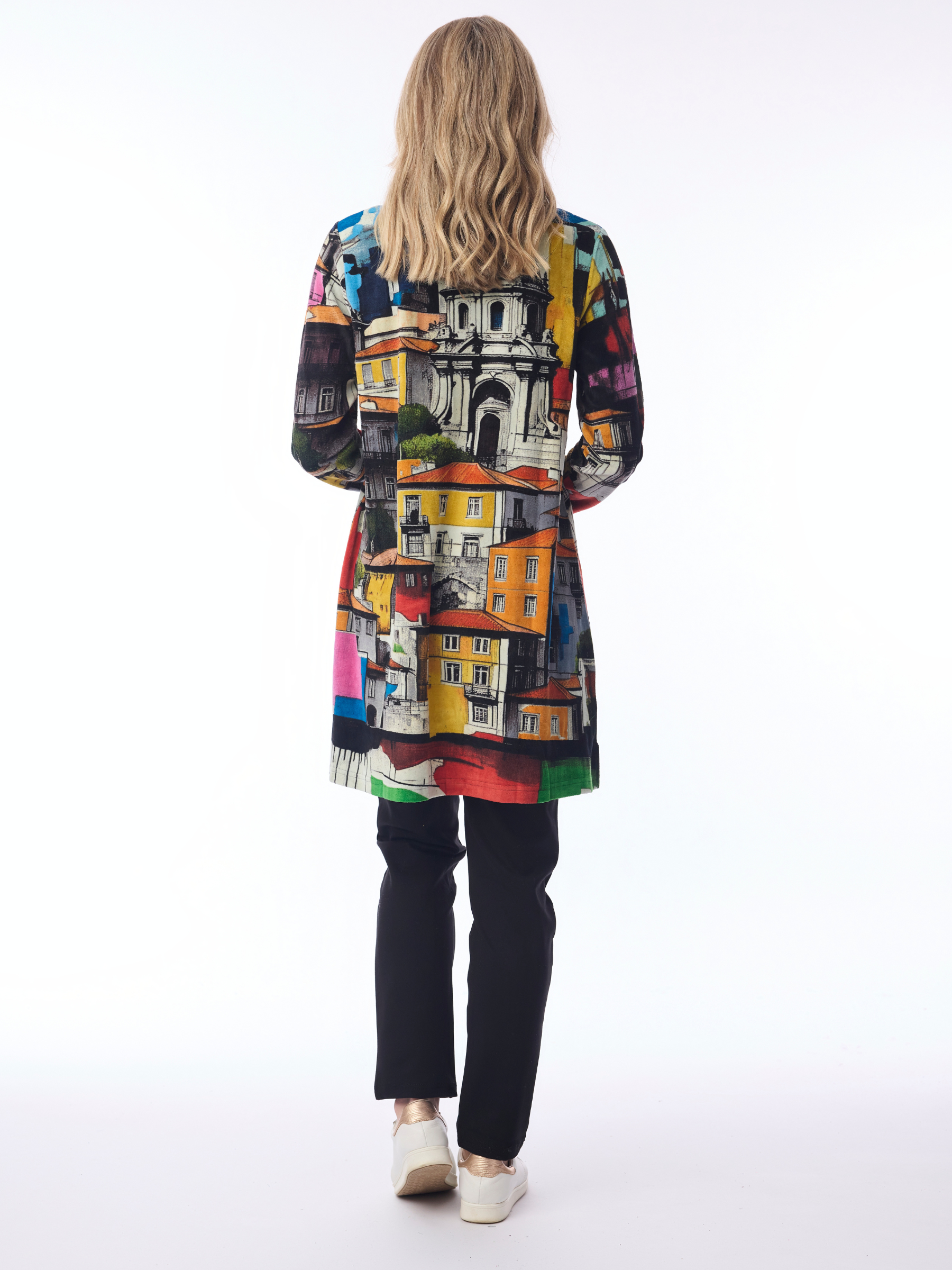 Orientique 23144 Tunic with round neckline, long sleeves, relaxed fit and bold scenic print
