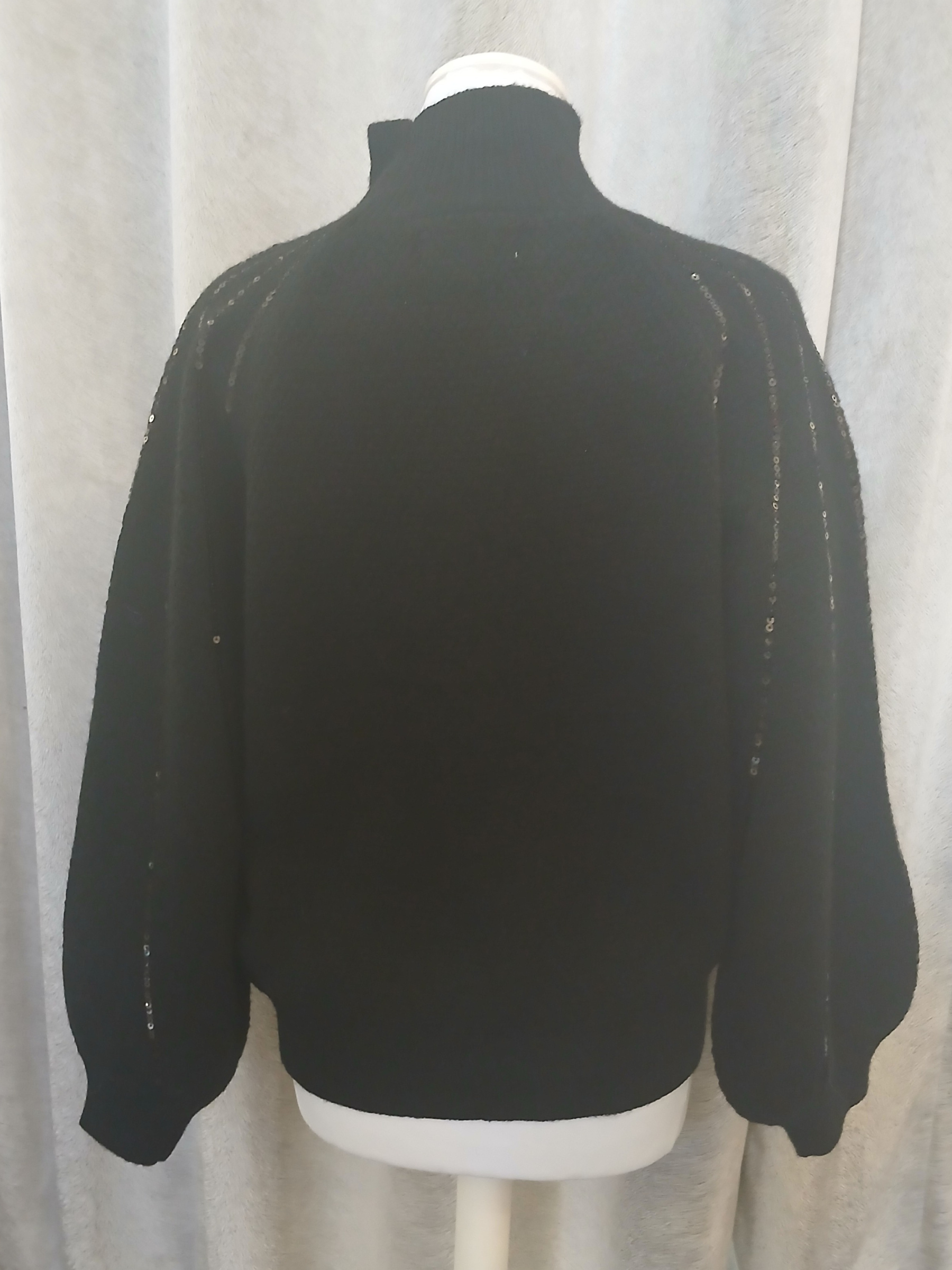 PARAMOUR Sequin Polo 8061 – elegant knitted jumper with vertical sequin detailing and a high ribbed neckline, perfect for chic day-to-night styling.