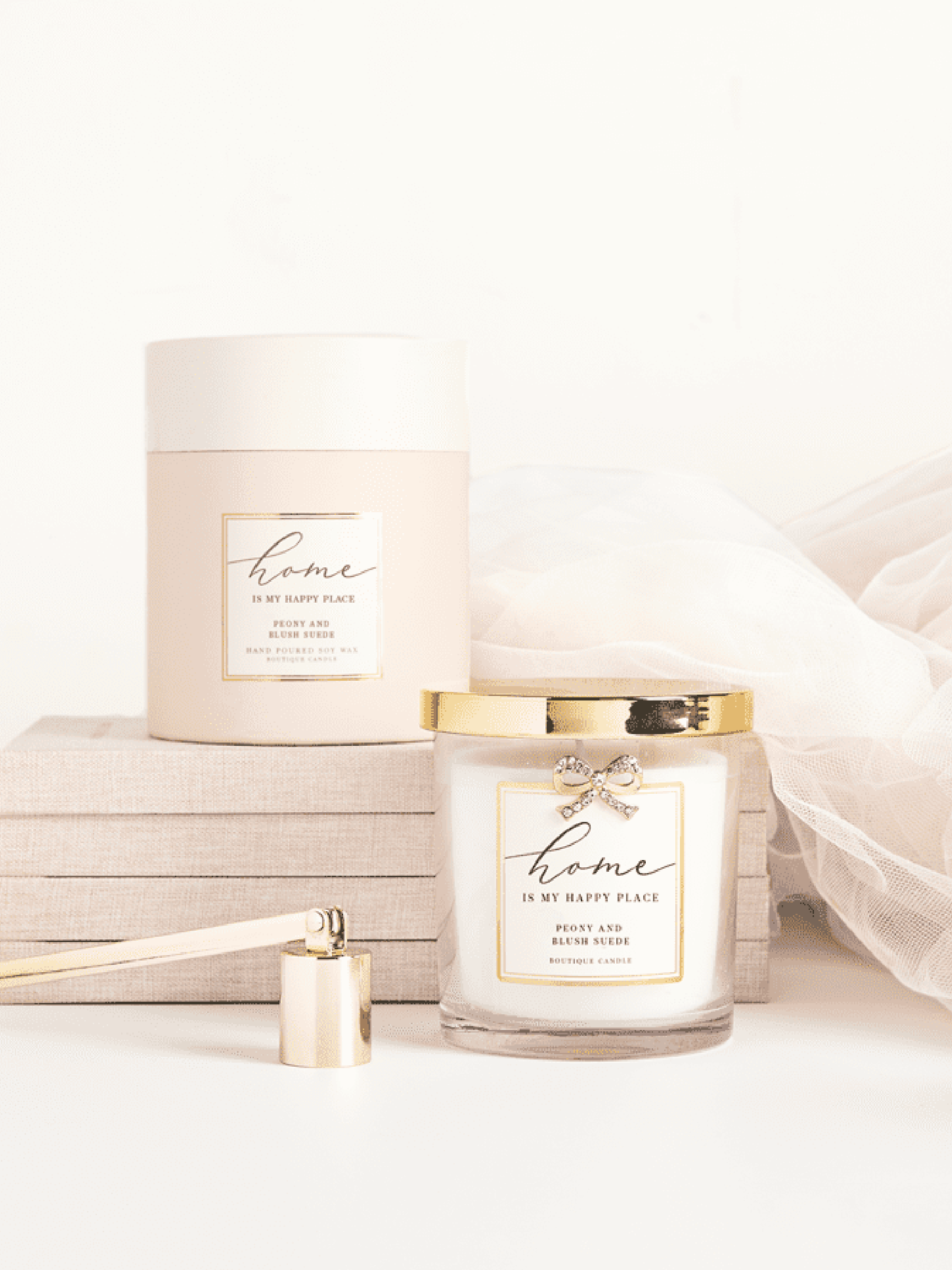 QB25 CAN3 Home Peony & Blush Candle in clear glass with gold lid and diamanté bow embellishment.