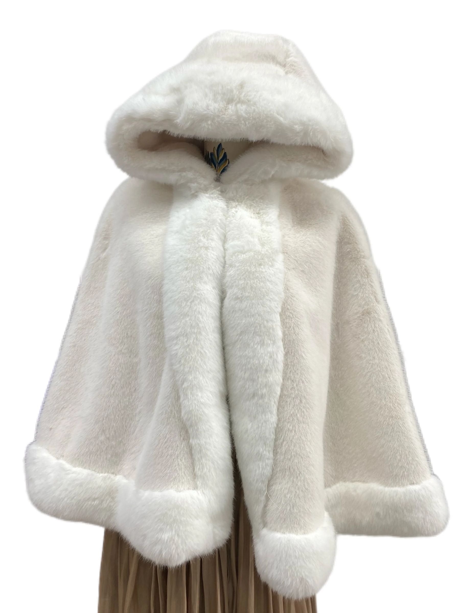 White faux fur poncho with hood, plush texture and relaxed fit – elegant women’s winter layering piece for day or evening style.