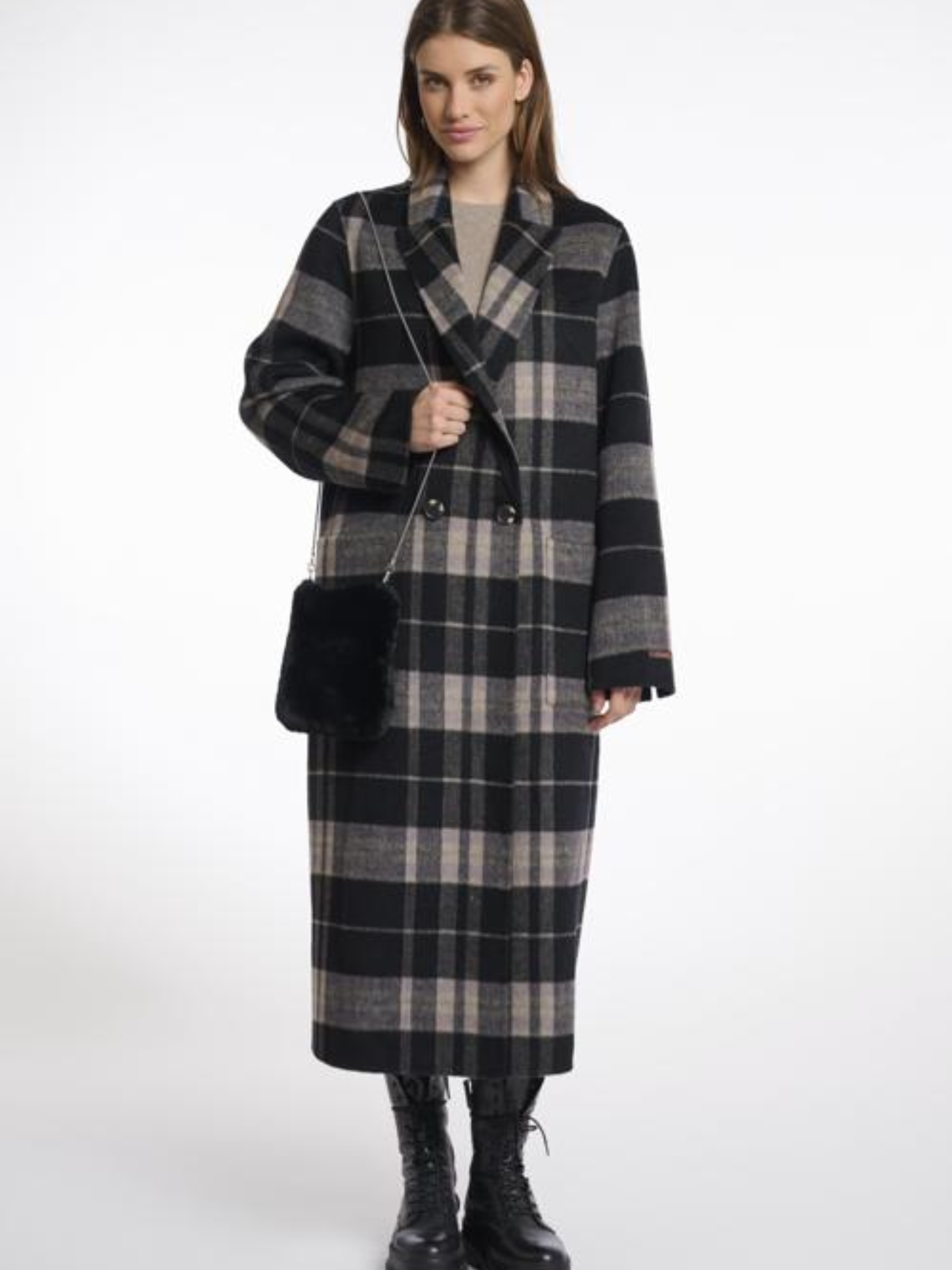 Women’s black faux fur crossbody bag with slim chain strap – soft plush evening bag perfect for winter outfits and chic day-to-night styling.