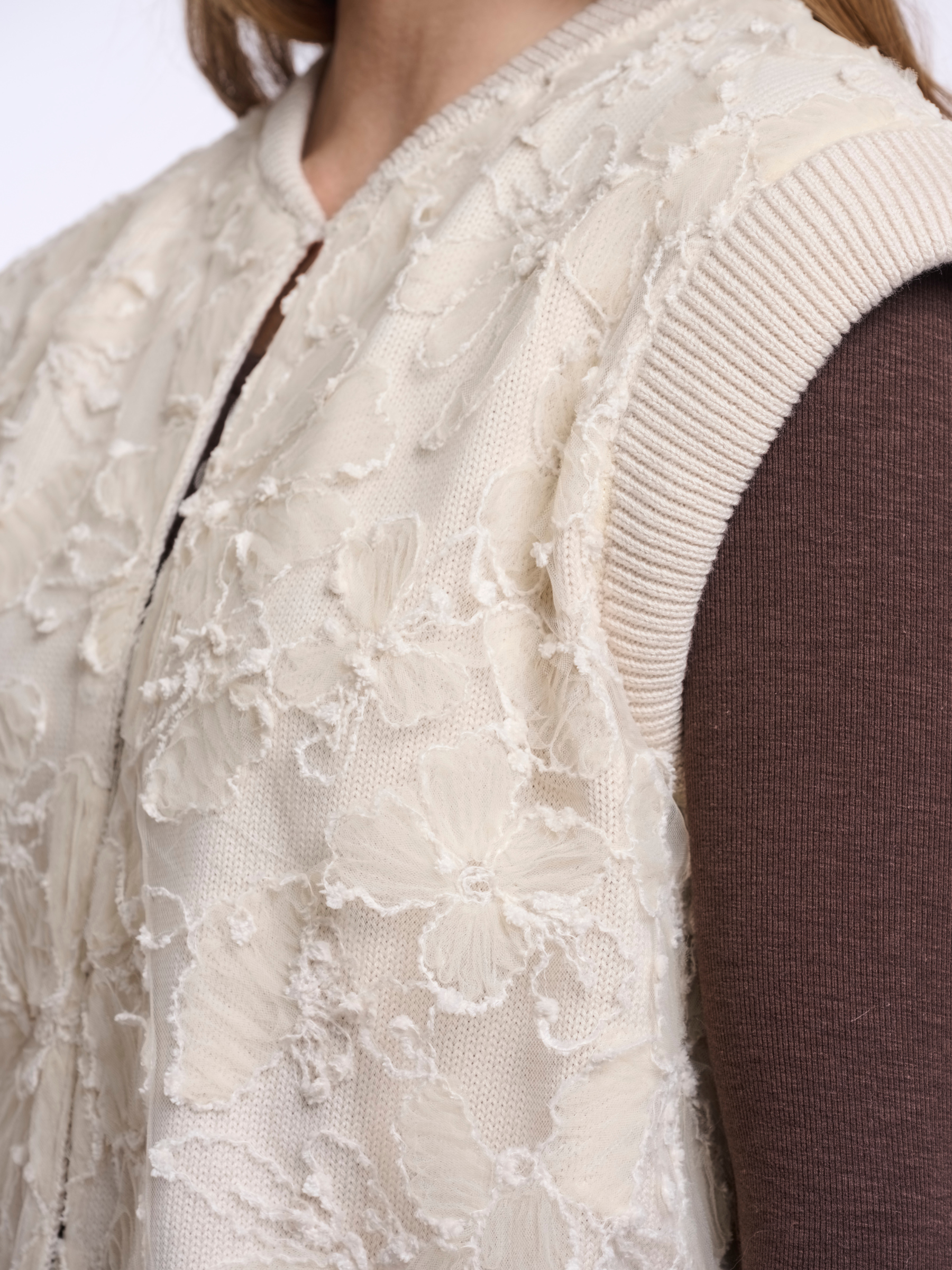 Rino & Pelle Ries Zip Closure Waistcoat textured floral waistcoat with zip closure and ribbed trims