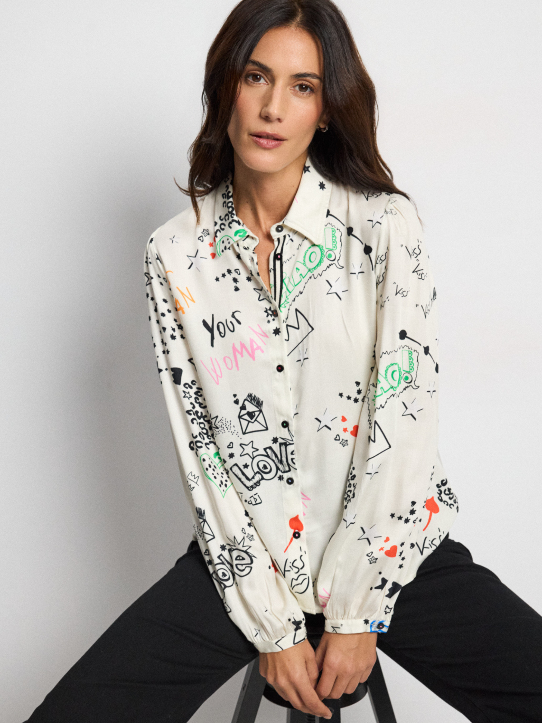 Tinta Ilisa Shirt with collar neckline, long sleeves, button front and colourful graphic print